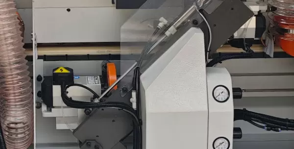 <b>End-Clearing Mechanism</b><br/>Quickly cuts the front and rear edge banding for efficient processing and improved quality.