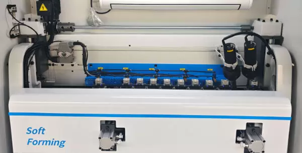 <b>Servo Forming Pressing</b><br/>Servo control allows one-button switching between different board heights; fully pneumatic precision advance and retreat control processes different shapes; multiple heating lamps and hot air guns + nozzle cooling + constant temperature air conditioning ensure thorough softening of the edge banding.