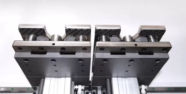 <b>Flotable grippers with self-clean function</b><br/>The 5.5m guide rail, the gripper moving speed is 140m/min, which can effectively blow off the dust on the board surface.