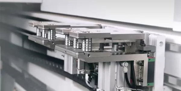 <b>Position rod with three bearings</b><br/>Accurate positioning for small panels, no scratch when switch gripper