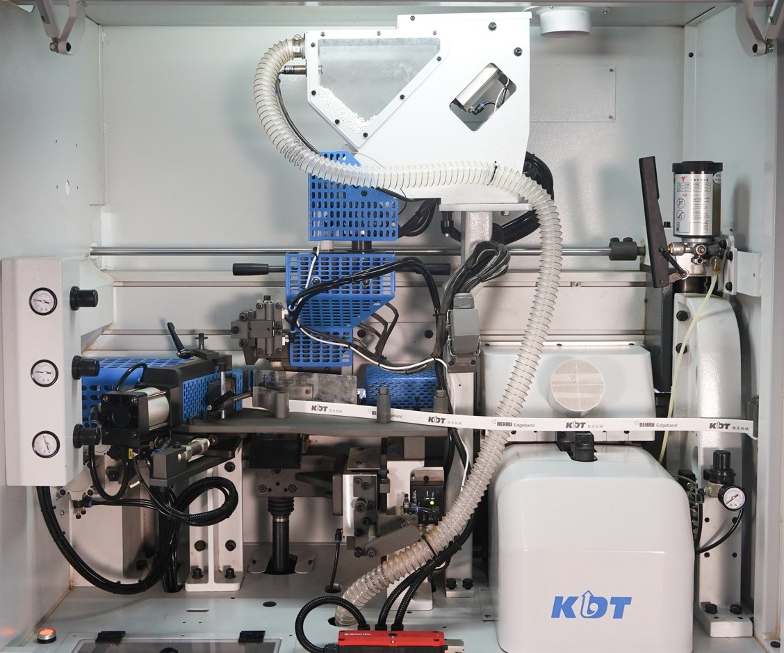 Upper melting unitIt supports pre-melting and automatic feeding of glue pellets, and can automatically clean the glue roller.