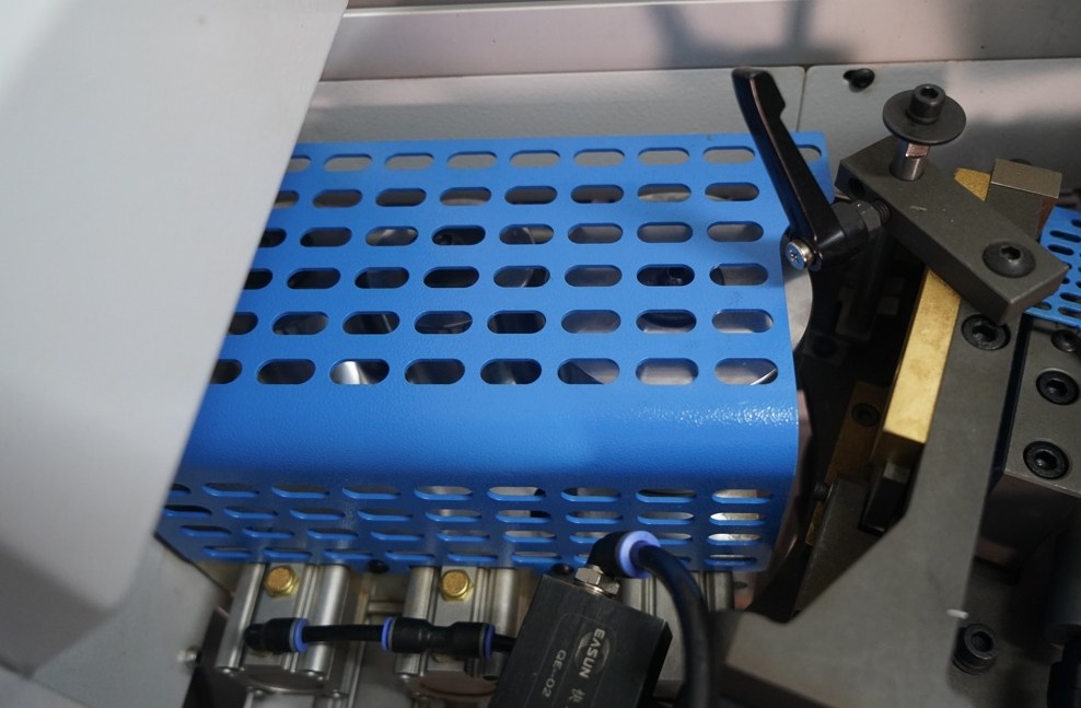 3-roller pressing unitIt allows pneumatic switching between two tape thicknesses.