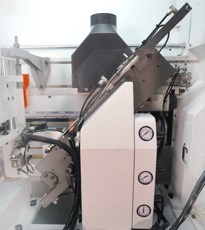 Pneumatic end cutting unitIt allows pneumatic switching between 2° and 15° angles.