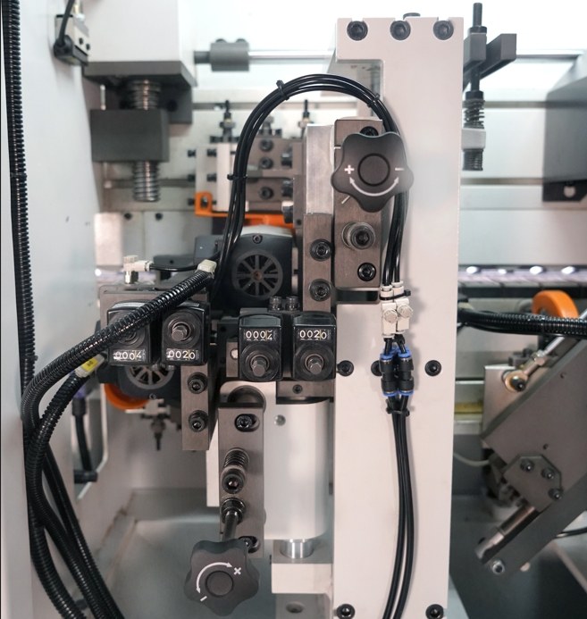 Pneumatic fine trimming unitIt features diamond cutters, a hinge hole avoidance device, pneumatic control, and flexible switching for two tape thicknesses.