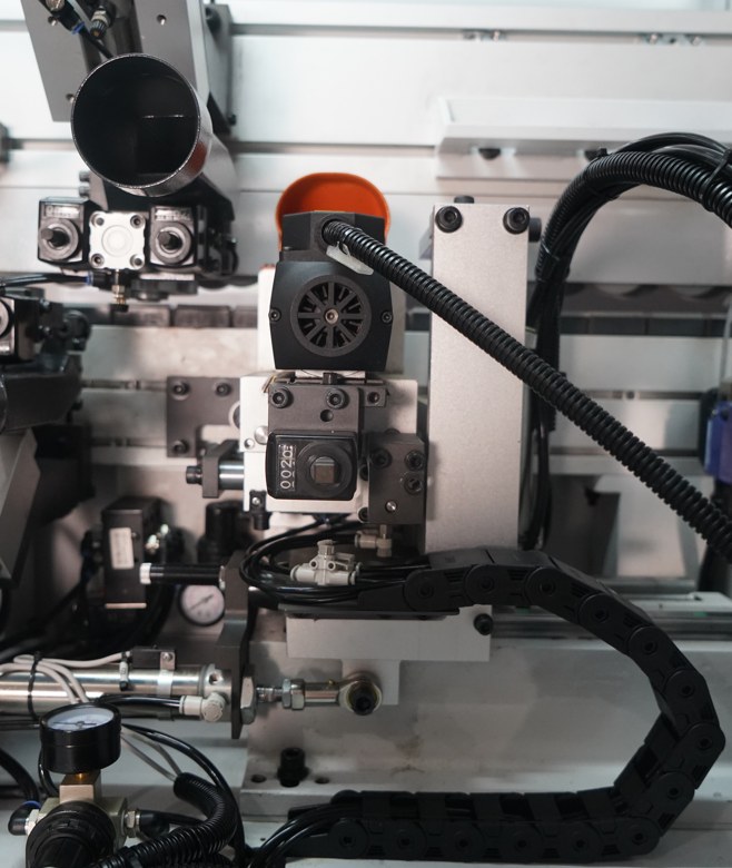 Corner rounding unitIt is a single-head corner rounding unit that can round tape corners for four edge profiles.
