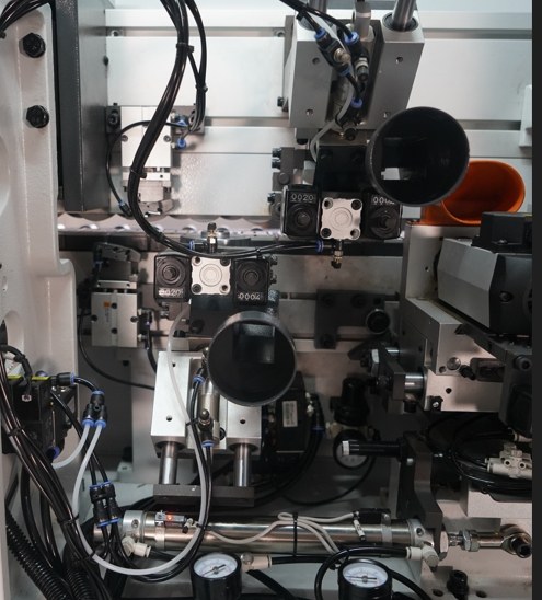 Pneumatic scraping unitIt features a hinge hole avoidance device, pneumatic control, and flexible switching for two tape thicknesses, with an air nozzle and a dust hood for dust collection.