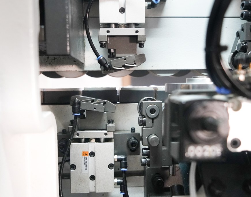 Flexible flat scraping unitRemove excess glue lines to ensure optimal edge banding quality.