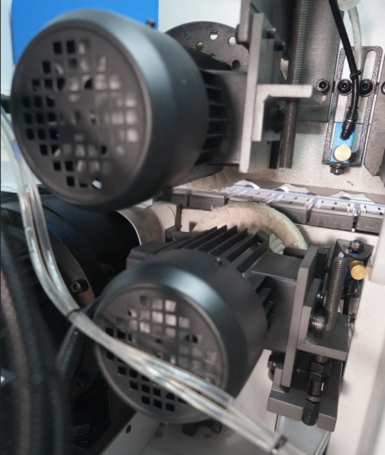 Buffing unitRemove tape burrs and glue residue to ensure smooth and clean edges.