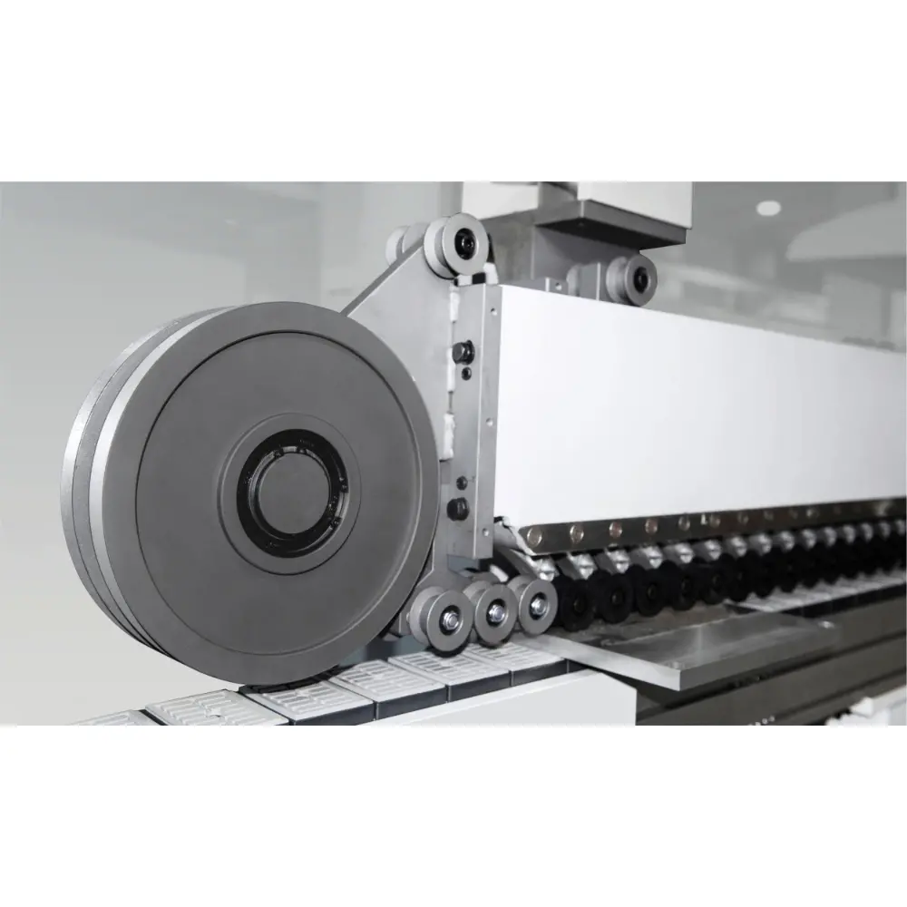 <b>Steel pressure beam with V-belt</b><br/>Ensure firm clamping and stable conveying of panels for high-precision processing throughout all processes.