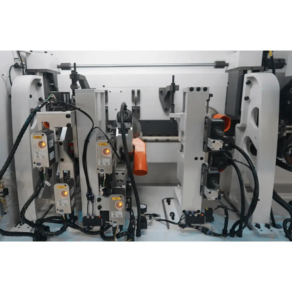 <b>Rough trimming unit + auto-positioning fine trimming unit</b><br/>Trim excess tape from the top and bottom of the panel to keep the tape flush with the edge.