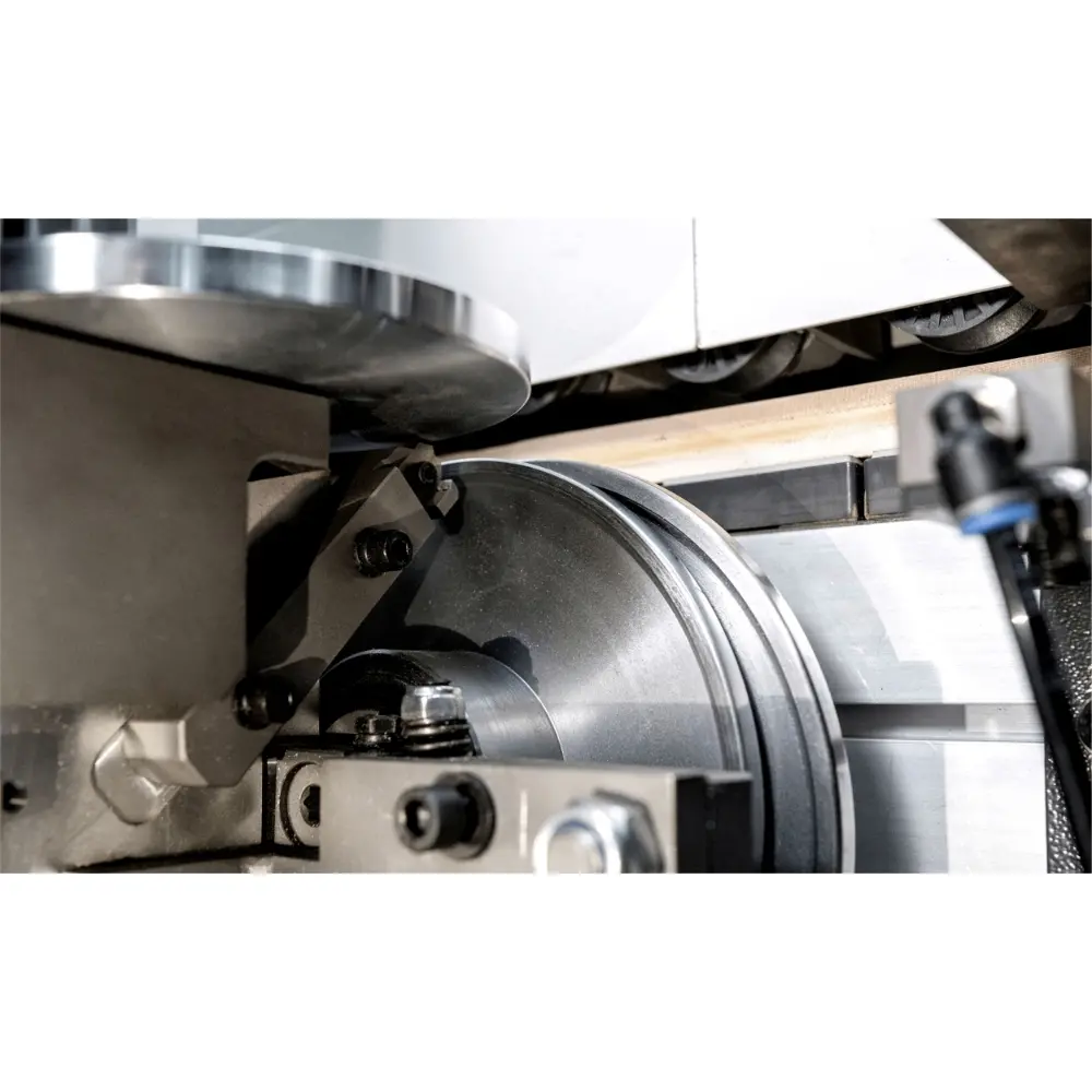 <b>Auto-positioning scraping unit</b><br/>Remove tool marks left by non-linear trimming to ensure the panel surfaces are smooth and clean.