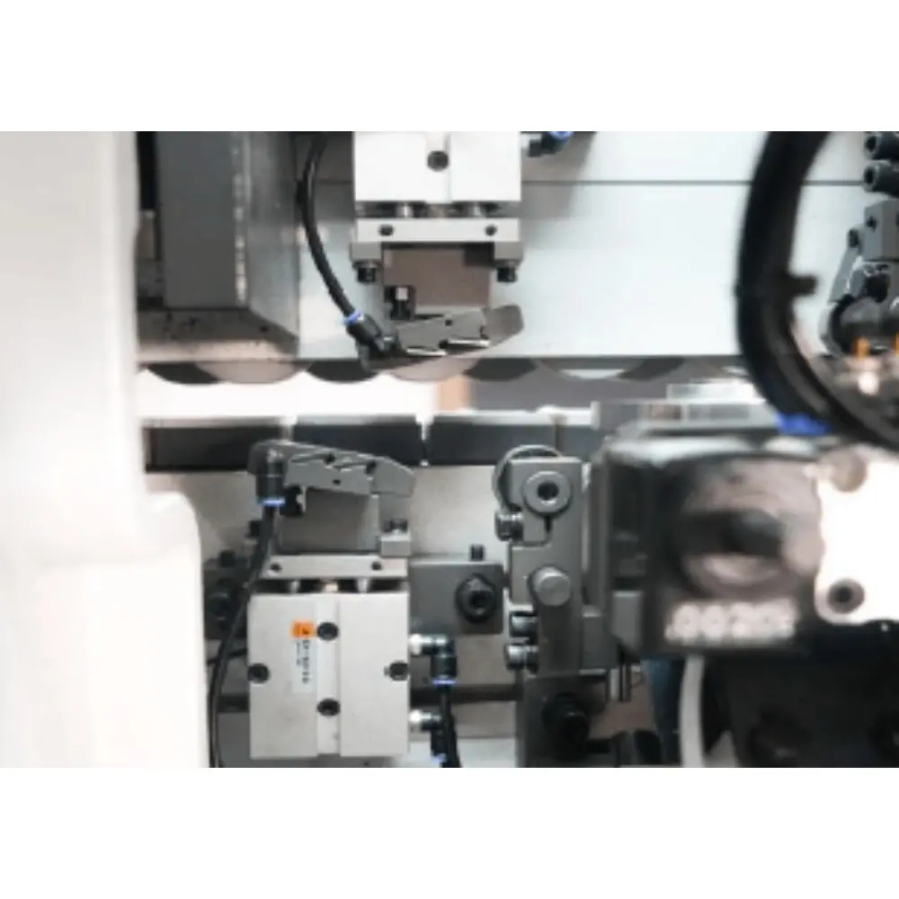 <b>Flexible flat scraping unit</b><br/>Remove leftover strip offcuts and glue lines to ensure optimal edge banding quality.