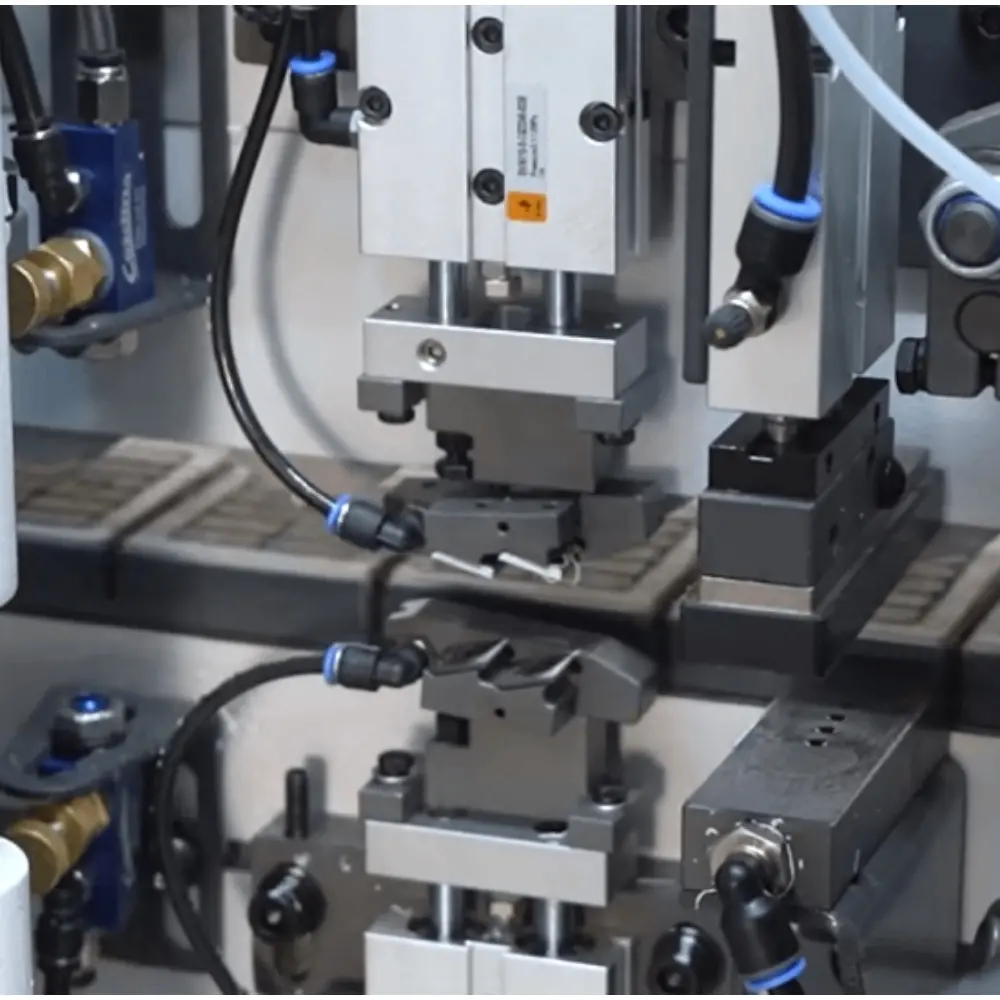 <b>Flexible flat scraping unit</b><br/>A self-adaptive flat scraping unit with a flexible contour follower closely tracking the edge contour for precise scraping.