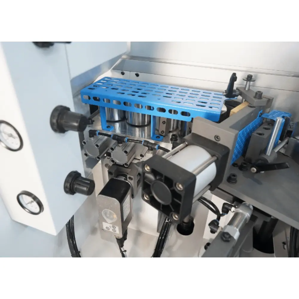 <b>Auto-positioning pressing unit</b><br/>Automatically adjust the pressing position based on tape thickness, reducing impact on the panel while ensuring effective pressing.