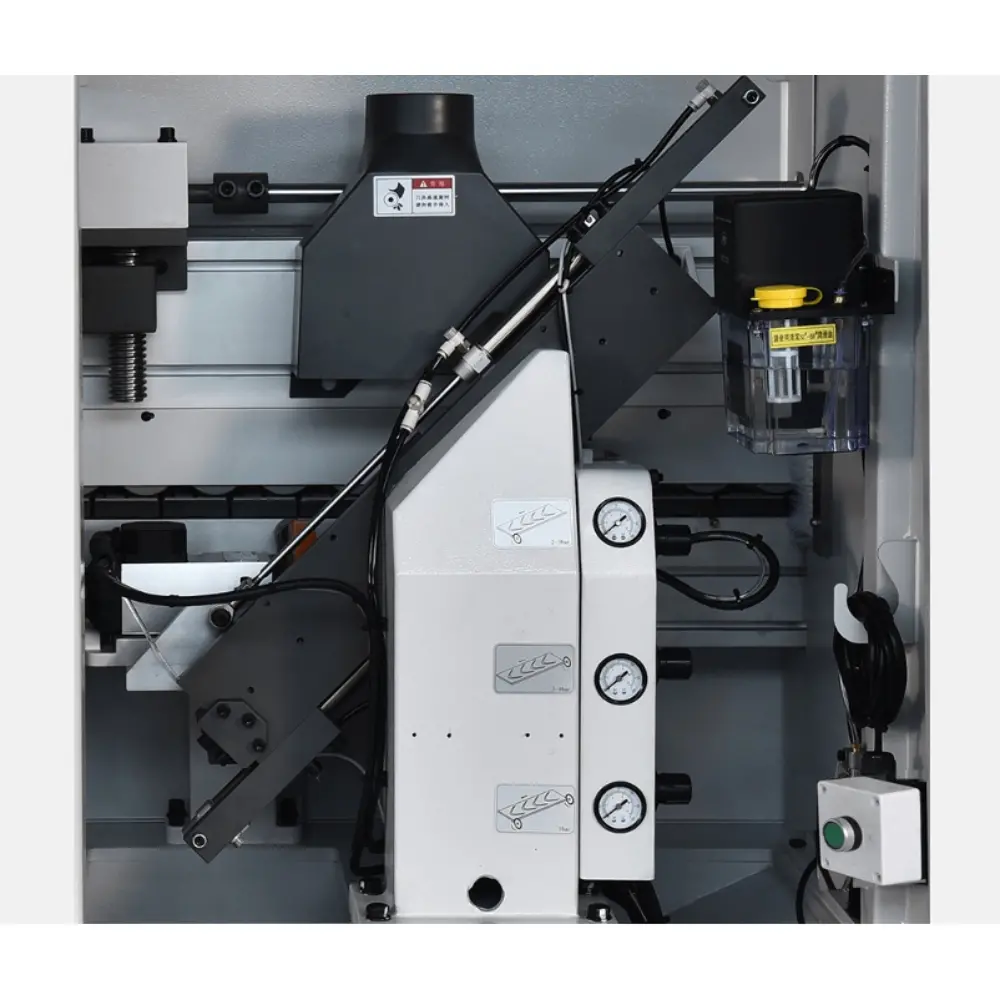 <b>Pneumatic end cutting unit</b><br/>Two cutters slide along a precision linear guide rail to cut the tape at the front and rear ends of the panel, and an auto lubrication system ensures smooth operation and a longer service life of the unit.