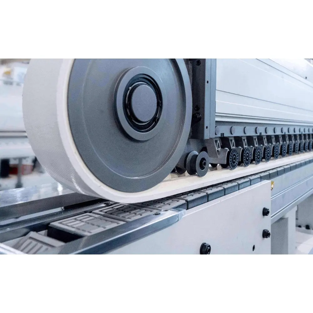 <b>Pressure beam with V-belt</b><br/>Maintain a large contact area on the panel for firm clamping and stable conveyance.