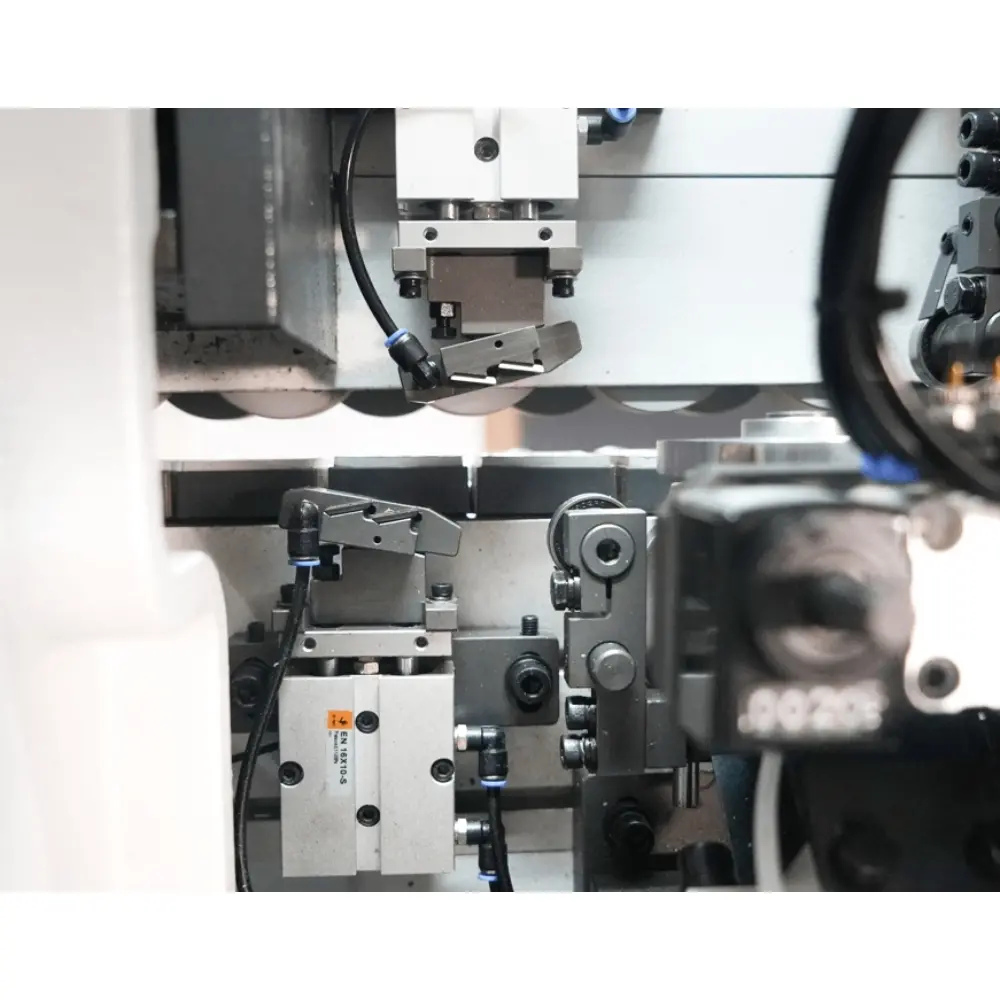 <b>Flexible flat scraping unit</b><br/>Remove excess glue between the tape and panel.