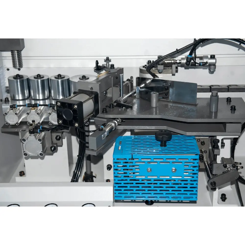 <b>Gluing & pressing units</b><br/>The gluing unit coats the panel edge with glue via a roller, while the pressing unit ensures firm bonding of the tape to the panel edge.