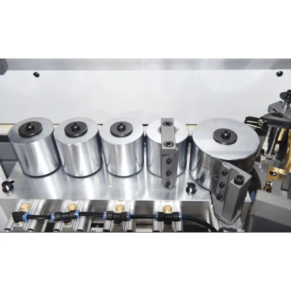 <b>4-roller pressing unit</b><br/>Pressure rollers flexibly press the tape against the panel edge for reliable bonding, with glue scrapers to clear glue residue for easier routine maintenance.