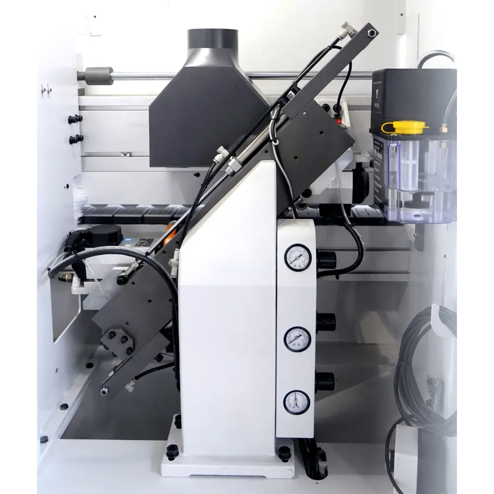 <b>End cutting unit</b><br/>Two cutters slide along separate guide rails to cut the tape at the front and rear ends of the panel, and an auto lubrication system ensures smooth operation and a longer service life of the unit.