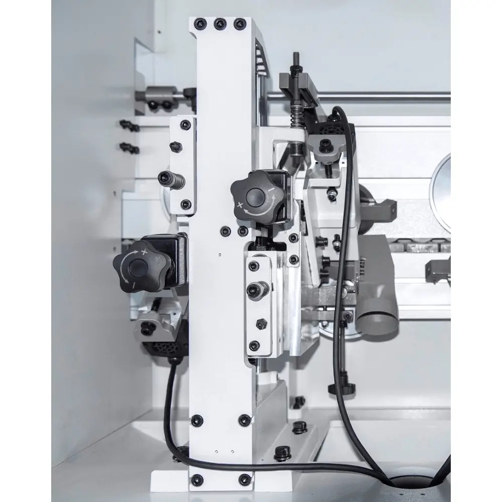 <b>Fine trimming unit</b><br/>Trim excess tape from the top and bottom of the panel to keep the tape flush with the edge.