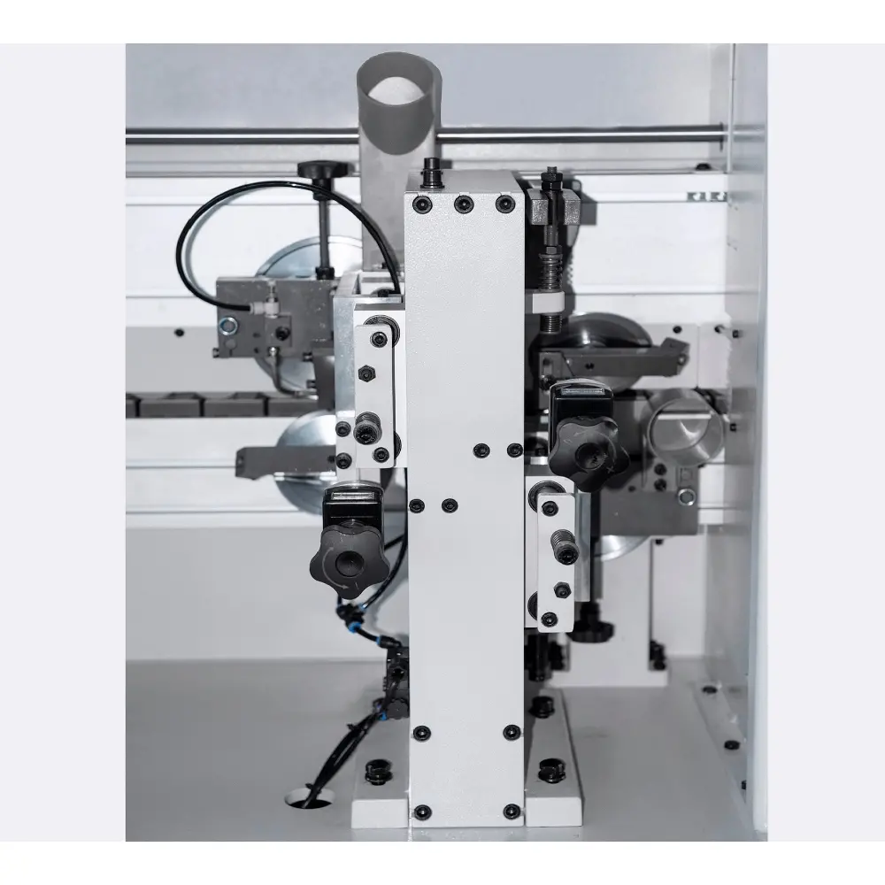 <b>Scraping unit</b><br/>Remove tool marks left by non-linear trimming to ensure the panel surfaces are smooth and clean.
