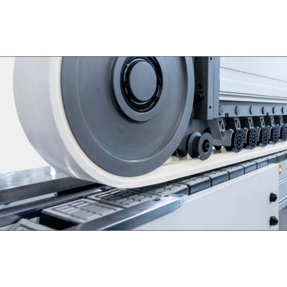 <b>Pressure beam with V-belt</b><br/>Maintain a large contact area on the panel for firm clamping and stable conveyance. 
