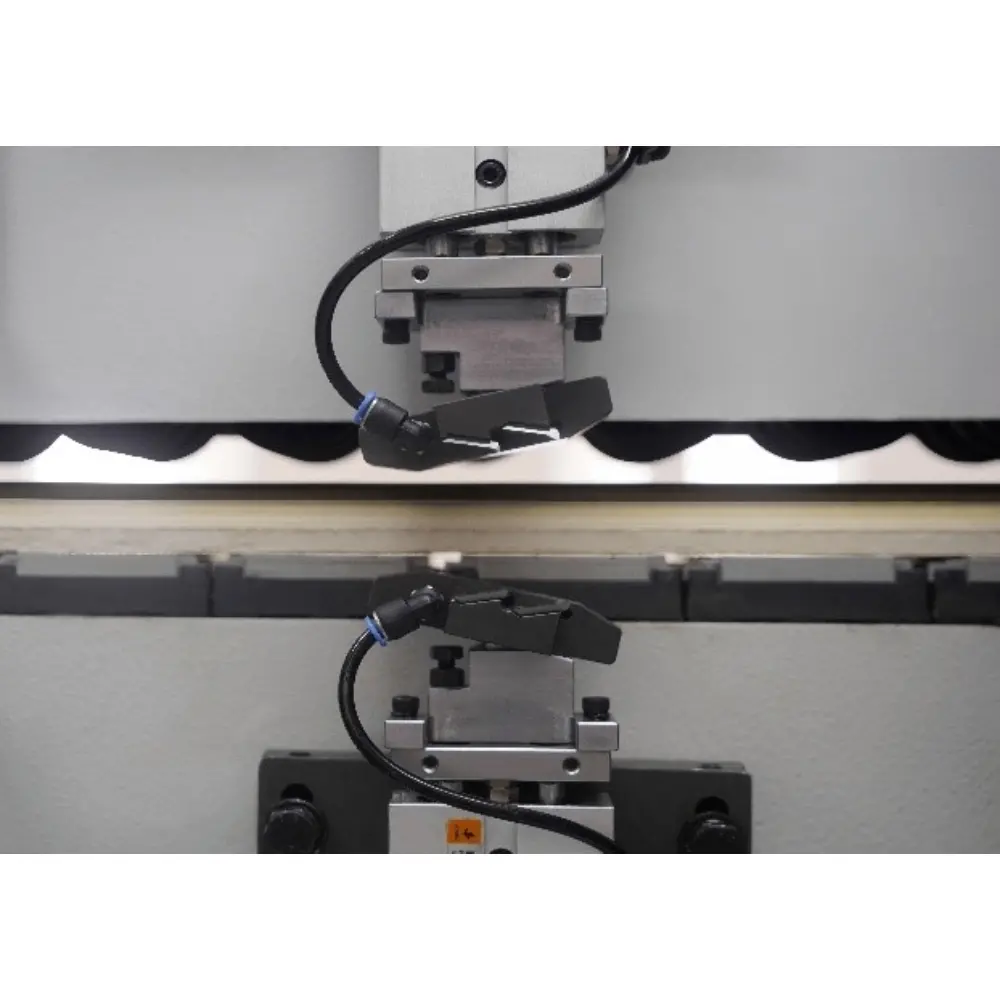 <b>Flexible flat scraping unit</b><br/>A self-adaptive flat scraping unit with a flexible contour follower closely tracking the edge contour for precise scraping. 