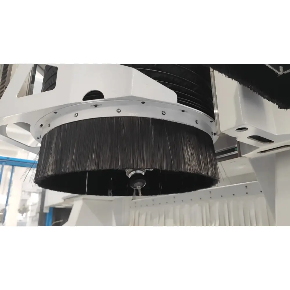 <b>Flexible servo vacuuming</b><br/>According to the height and angle of the spindle tool, intelligent positioning vacuuming.