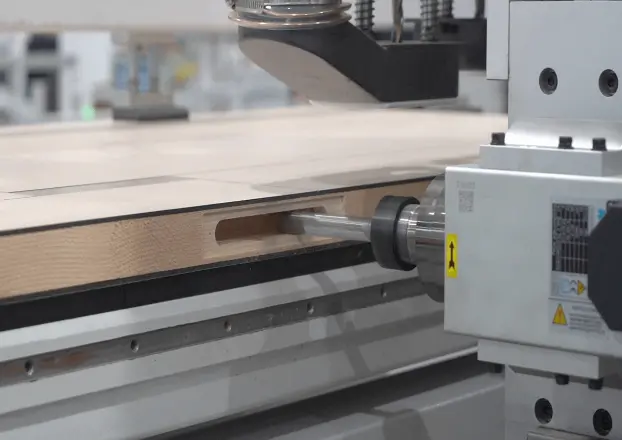<b>Horizontal Spindle</b><br/>Fitted with 6kW+1.5kW spindles for lock mortise machining.